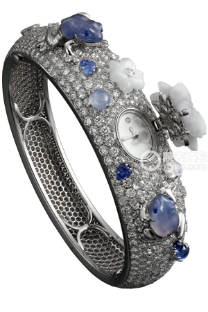 Cartier Creative Gemstone Watch HPI00735 Quartz, 18k white gold case and bracelet set with diamonds, featuring two blue chalcedony stones engraved with frog motifs, totaling 5...